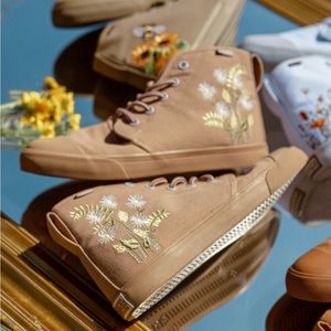 NWOT Bangs Boone high tops with flower embroidery size 10